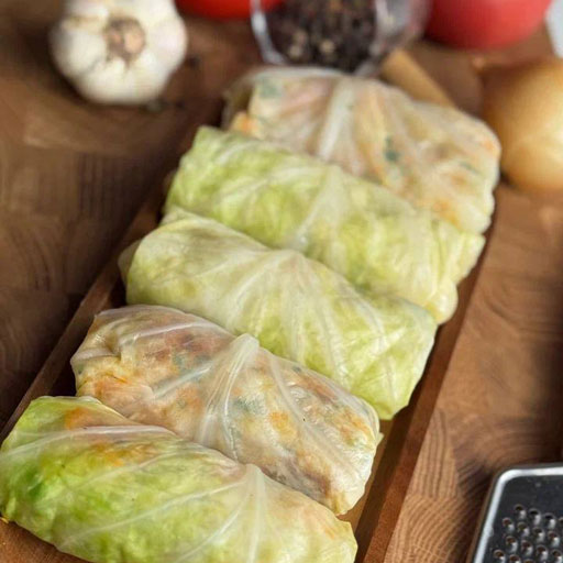 Täytetyt kaalikääryleet naudanlihalla